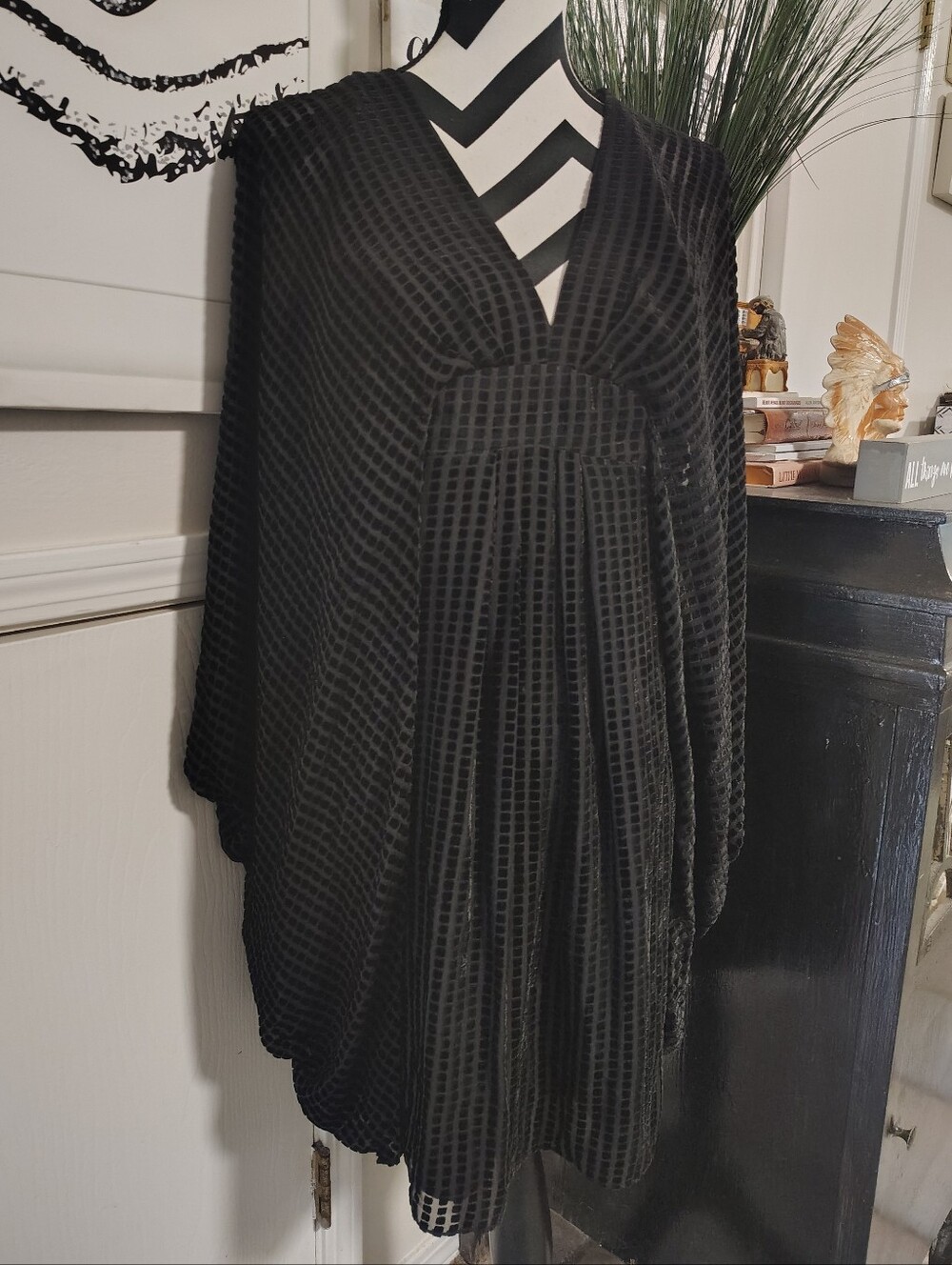 Trina Turk Silk Blend Black Velvet Burnout V-Neck Dress Women's 10 Whimsygoth - Picture 9 of 12